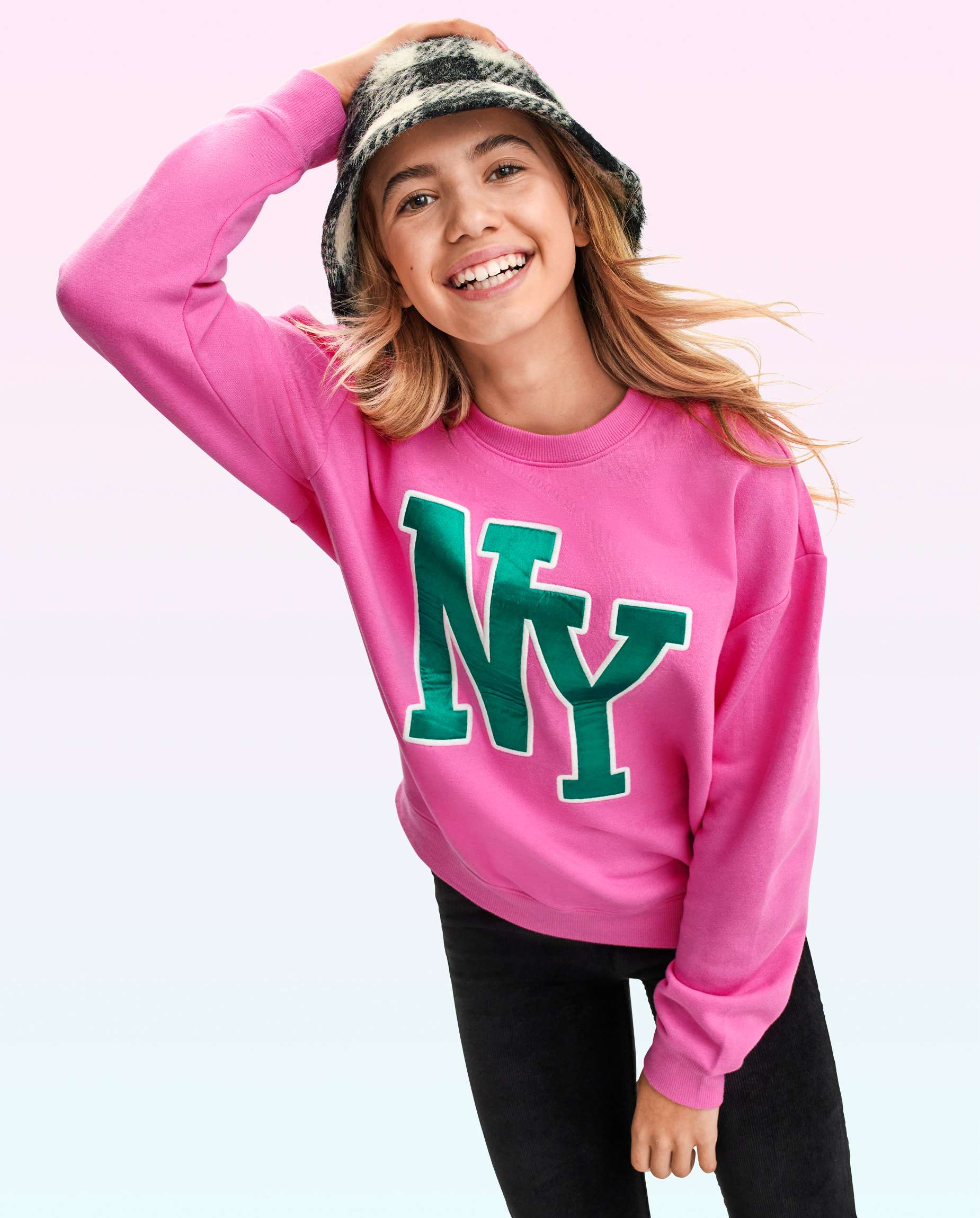 THE NEWHOUSE TOMBOY SWEAT SHIRT ピンク Bridgerton Light Pink Crewneck Bee Sweatshirt | Netflix Shop