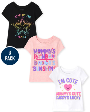 Paquete de 3 camisetas de manga corta para pequeñas "Mommy's Rainbow Daddy's Sunshine" "I'm Cute Cute Daddy's Lucky" y Of The Family" | The Children's Place - CLR
