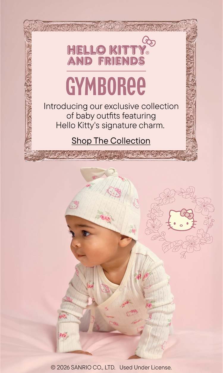 Un niño pequeño que viste un traje con estampado floral se encuentra frente a un anuncio enmarcado de una colección Gymboree de Hello Kitty y sus amigos, sobre un fondo rosa.