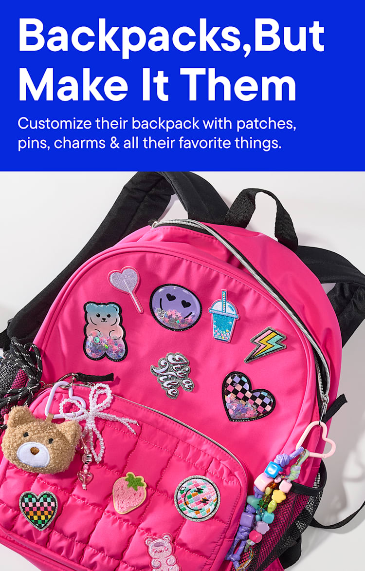 En primer plano se exhibe una colección de parches y amuletos coloridos, con una mochila rosa adornada con decoraciones similares al fondo.