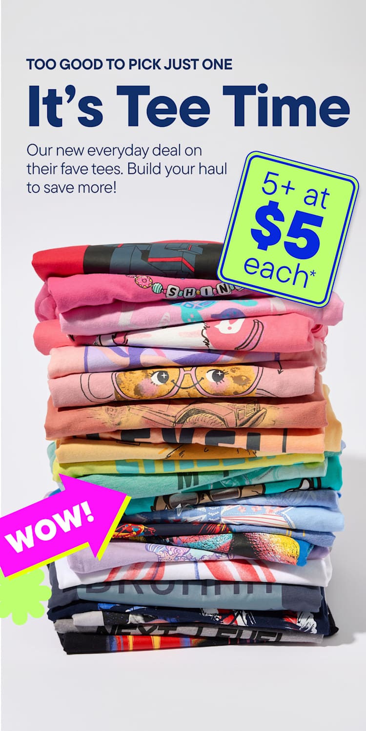 Una pila de camisetas de colores con un cartel que anuncia una oferta de "Hora del partido" por 5 dólares cada una.