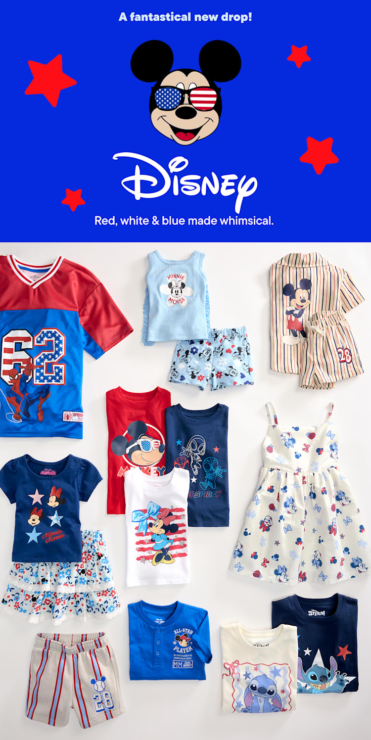 A la izquierda se encuentra Mickey Mouse con gafas de sol patrióticas y la marca Disney, mientras que a la derecha se exhibe una colección de ropa infantil con temática Disney en rojo, blanco y azul.