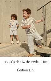 Deux jeunes enfants, un garçon et une fille, se tiennent sur une terrasse en bois devant un mur en béton. Le garçon porte une chemise à rayures et la fille une tenue claire. L'arrière-plan évoque un décor extérieur.