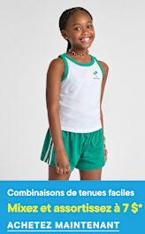 Une jeune fille en débardeur blanc et short vert sourit sur un fond uni, avec du texte superposé en bas de l'image.