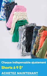 Au premier plan, sur un fond blanc uni, une collection de shorts colorés est soigneusement disposée, avec une bannière bleue en bas annonçant une vente.