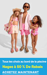 Trois enfants souriants en maillot de bain se détachent sur un fond uni, avec une bannière bleue en bas annonçant une réduction de 50 % sur les maillots de bain.