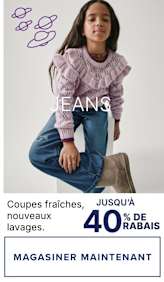L'image montre un jeune homme aux cheveux noirs bouclés, vêtu d'une tenue en jean bleu clair, debout sur un fond blanc uni entouré de smileys bleus. Le texte en bas de l'image annonce « Nouvelles coupes, nouveaux délavages » et des réductions allant jusqu'à 50 %.