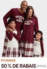 Une famille heureuse de quatre personnes portant des pyjamas assortis bordeaux et à carreaux, posant ensemble devant un fond uni avec une publicité de vente de pyjamas à 50 % de réduction.