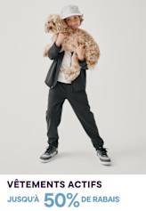 Un jeune homme portant une veste noire et tenant un gros chien brun et duveteux, debout sur un fond blanc uni avec un texte annonçant une vente active offrant jusqu'à 50 % de réduction.
