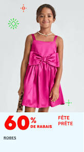 L'image montre une jeune fille vêtue d'une robe rose vif ornée d'un grand nœud, se détachant sur un fond blanc uni agrémenté de quelques éléments graphiques verts et rouges.