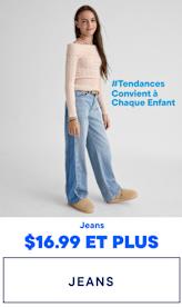 L'image montre trois jeunes filles portant des tenues décontractées et tendance, notamment des jeans, interagissant entre elles de manière ludique sur un fond uni avec la mention « #TendancesTendances pour tous les enfants » en surimpression.