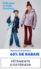 Au premier plan, deux jeunes enfants vêtus de vestes chaudes à capuche et de bottes d'hiver se tiennent devant eux, tandis qu'en arrière-plan apparaissent les textes « Chill-Ready Layers » et « Vêtements d'extérieur jusqu'à 70 % de réduction ».