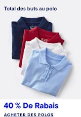 Quatre polos pliés, rouges, blancs, bleu marine et bleu clair, sont disposés en diagonale au premier plan sur un fond blanc uni, avec du texte en superposition en haut et en bas.