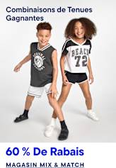 Deux enfants en tenue de sport posent sur un fond gris uni, avec du texte superposé en bas de l'image.