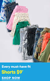 Au premier plan, sur un fond blanc uni, une collection de shorts colorés est soigneusement disposée, avec une bannière bleue en bas annonçant une vente.