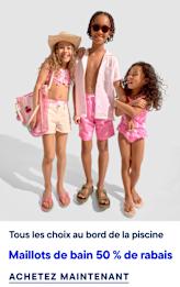 Trois enfants en maillot de bain sourient sur un fond blanc uni, avec du texte en surimpression en bas de l'image.