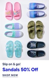 Several pairs of colorful children's sandals are arranged on a white background, with a promotional text overlay at the bottom.