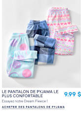 Trois pantalons de pyjama en polaire colorée, à motifs bleu clair, bleu marine à carreaux et rose, sont disposés sur un fond blanc uni.