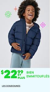 Une jeune personne aux cheveux bouclés, vêtue d'une doudoune bleu marine, sourit sur un fond blanc orné de motifs colorés.