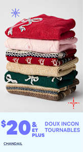 Une pile de pulls colorés à motifs, étiquetés à partir de 20 dollars, accompagnée du texte « Incontournables tout doux » faisant la promotion des ventes de pulls.