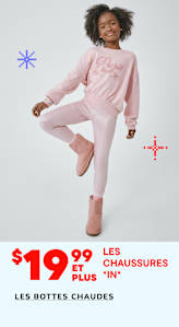 Une jeune femme aux cheveux bouclés, vêtue d'un survêtement rose et de bottes, se tient devant un fond blanc, sur lequel sont superposés divers graphismes et textes faisant la promotion d'une vente de chaussures.