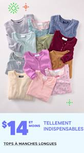 Une jeune femme aux cheveux bouclés, vêtue d'un survêtement rose et de bottes, se tient devant un fond blanc, sur lequel sont superposés divers graphismes et textes faisant la promotion d'une vente de chaussures.