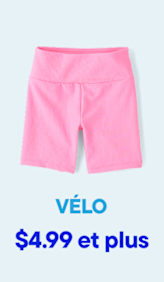 Un short de cyclisme rose est présenté sur un fond bleu clair avec le mot « VÉLO » et « 4,99 $ et plus » imprimés en dessous.