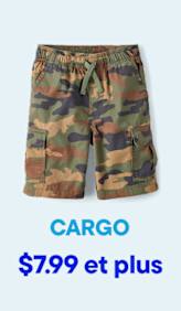 Un short cargo camouflage est présenté sur un fond bleu clair avec le mot « CARGO » et le prix en dessous.
