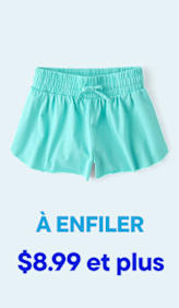 Une jupe de bain turquoise à taille élastiquée est présentée sur un fond bleu clair avec le texte indiquant « À ENFILER » et « 8,99 $ et plus ».