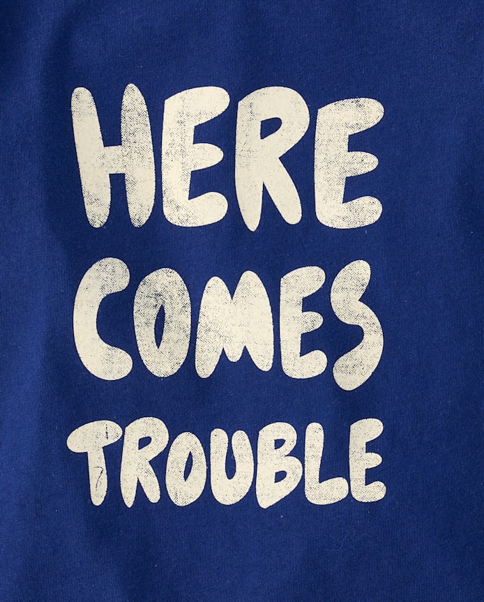 T-shirt graphique « Here Comes Trouble » pour bébés et tout-petits garçons