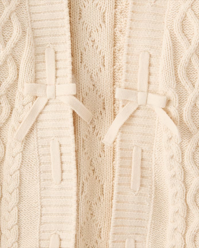 Gilet en maille torsadée à lacets et nœud pour fille