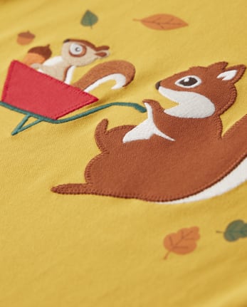 Top a capas con ardilla bordada para niño - Happy Harvest