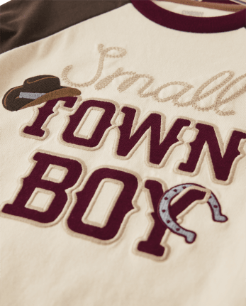 Top raglán bordado para niño de pueblo pequeño - Rancho Rústico