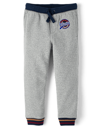 Pantalon de jogging molletonné brodé Varsity Patch pour garçon - Classroom Cutie