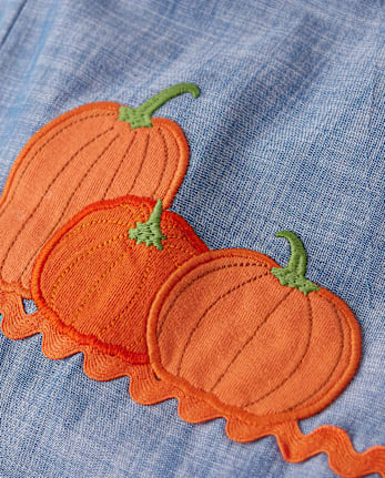 Chasuble en chambray brodée citrouille pour fille - Aventures d'automne