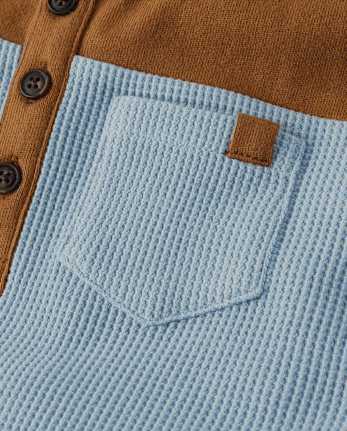 Camiseta térmica Henley con bloques de colores para niños - Little Essentials