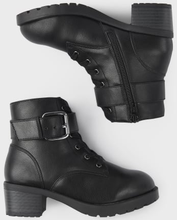 Botas con cordones y hebilla