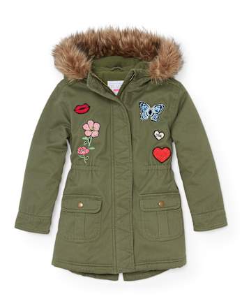 Parka con capucha sintética y parches para niñas