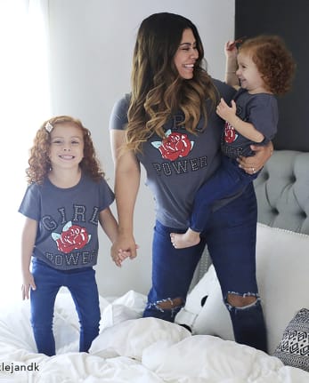 Camiseta con gráfico a juego de niñas, mamá y yo, con purpurina Girl Power Rose