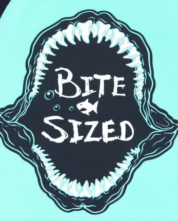 Rashguard gráfico de manga raglán corta para bebés y niños pequeños