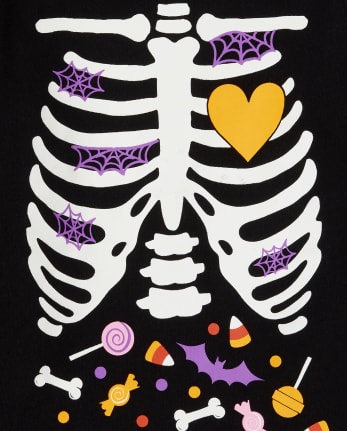 Camiseta gráfica a juego de esqueleto de caramelo que brilla en la oscuridad  de manga larga de Halloween para bebés y niñas pequeñas Mamá y yo