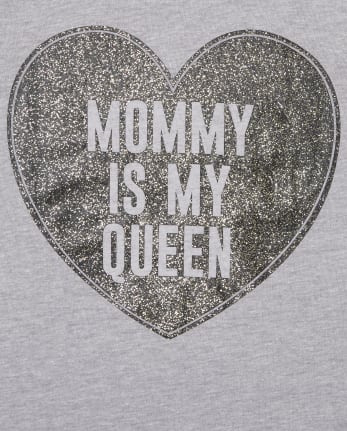 Camiseta con estampado de mamá es reina para niñas pequeñas