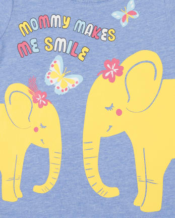 Paquete de 4 camisetas con gráfico pequeño de mamá para niñas pequeñas