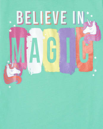 Camiseta con gráfico Las niñas creen en la magia
