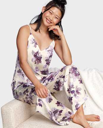Pijamas de satén floral para mujer