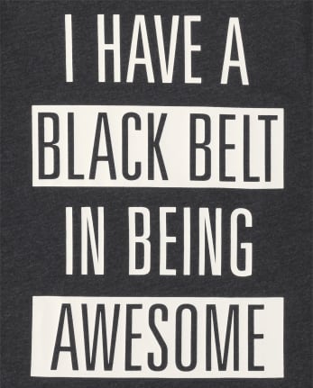 Camiseta con estampado de cinturón negro para niños