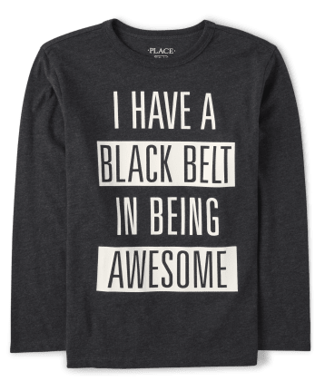 Camiseta con estampado de cinturón negro para niños