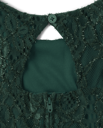 Vestido ajustado y con vuelo de encaje con aberturas para niñas