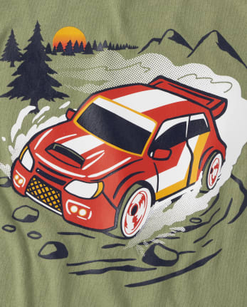 Camiseta con gráfico de coche de carreras para bebés y niños pequeños