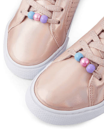 Zapatillas bajas perforadas metalizadas para niñas